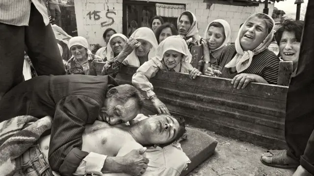 El cadáver de Salim Azem Gashi, un adolescente de 16 años, es abrazado por su padre mientras varias mujeres lloran desconsoladamente en julio de 1998