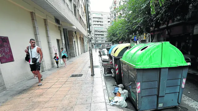 El Ayuntamiento quiere aumentar las sanciones por dejar la basura fuera de los contenedores.