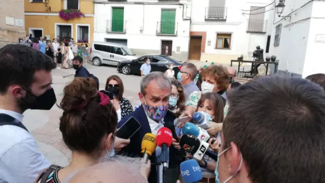 Simón, atendiendo a los medios a su llegada a Villafeliche.
