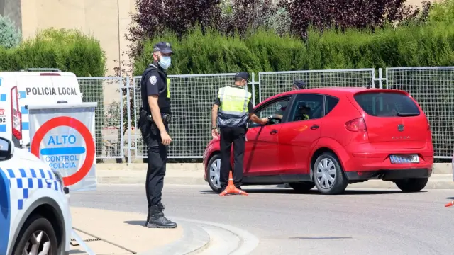 Control de alcoholemia de la Policía Local, este domingo al mediodía en una de las salidas de Huesca.