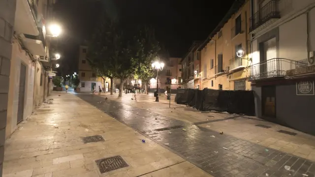 La presencia disuasoria de la Policía Local de Huesca fue efectiva y a la una en punto de la madrugada la plaza de los Fueros estaba ya vacía.