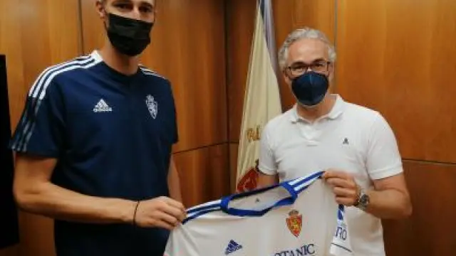 Petrovic posa con la camiseta junto con el director deportivo del Real Zaragoza, Miguel Torrecilla