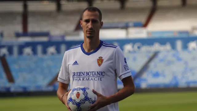 Petrovic, con su gesto serio, en la presentación como jugador del Real Zaragoza este miércoles en La Romareda.