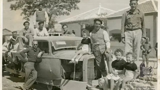 Hijos del ingeniero Roque Adrada junto a un grupo de ‘penados’ en Belchite (hacia 1943).