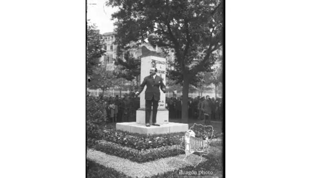 El escritor Vicente Blasco Ibáñez pronunciando un discurso durante la inauguración del monumento al periodista zaragozano Mariano de Cavia (1855-1920), obra del escultor José Bueno