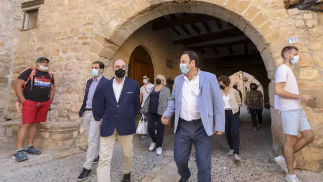 El presidente de Aragón, Javier Lambán, con el alcalde de Alquézar, Mariano Altemir, durante su visita a la localidad.