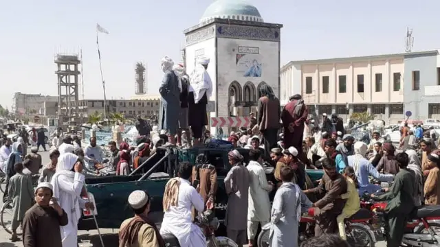 Varios talibanes reunidos en una plaza de Kandahar nada más ser tomada por su ejército.