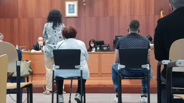 Mercedes, sentada en el centro frente al tribunal, entre sus dos hijos