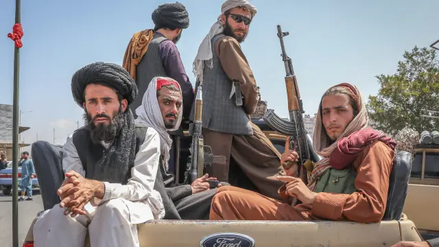 Talibanes viajan en un vehículo por las calles de Kabul en Afganistán, este lunes.