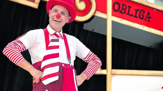 El mago Ismael Civiac fusiona teatro, ilusionismo, títeres y clown en ‘Torpeza obliga’.