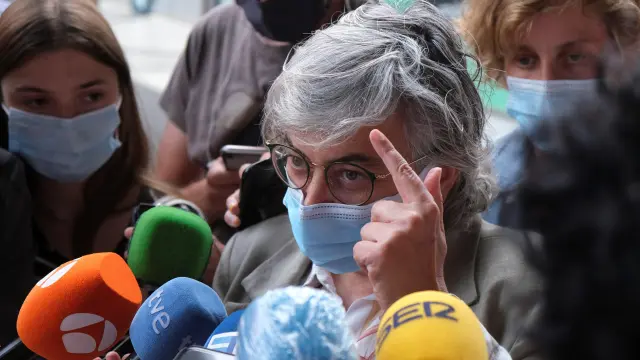 La alcaldesa de Gijón, Ana González, atendiendo a los medios de comunición.