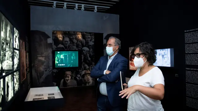Enrique Ossorio, durante su visita a la exposición.