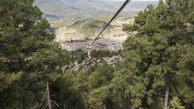 La tirolina de Fuentespalda -en la foto-, la más grande de Europa, salva un desnivel de 200 metros.