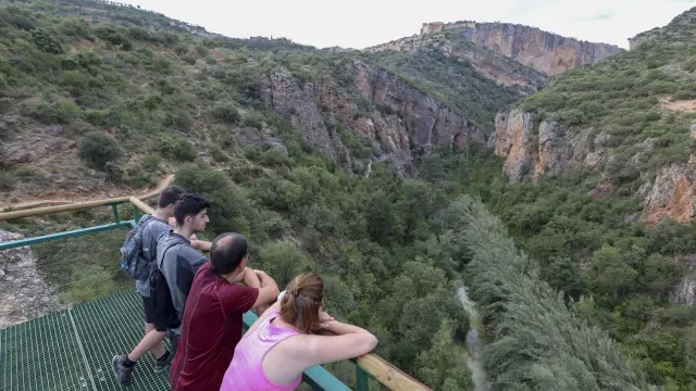 Turistas en las pasarelas de Alquezar