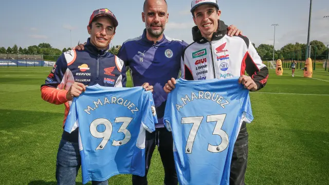 Los hermanos Márquez visitan la ciudad deportiva del Manchester City antes del GP de Inglaterra de MotoGP