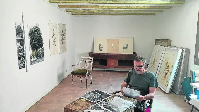 El estudio de la primera planta: Calero, que trabaja la escultura, la fotografía, el dibujo y las instalaciones, prepara más exposiciones.