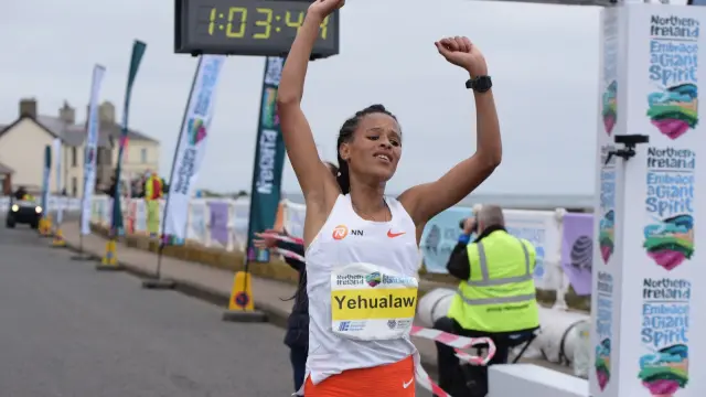 La atleta etípe llega a la meta.