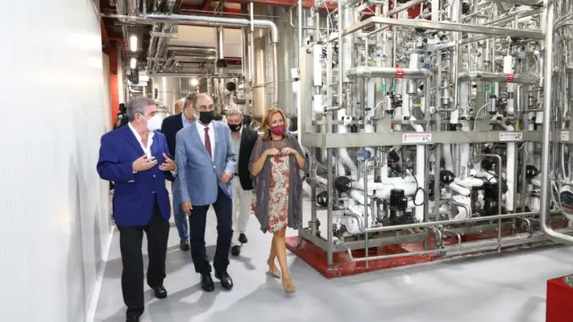 El presidente aragonés, Javier Lambán, y la consejera Mayte Pérez, en su visita a la fábrica de Utrillas Fertinagro Biotech