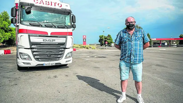Un camionero, en la gasolinera de Pina de Ebro, asegura que los profesionales optarán por la autopista por seguridad, aunque la falta de servicios obligará a los que necesiten parar a seguir recurriendo a la nacional.
