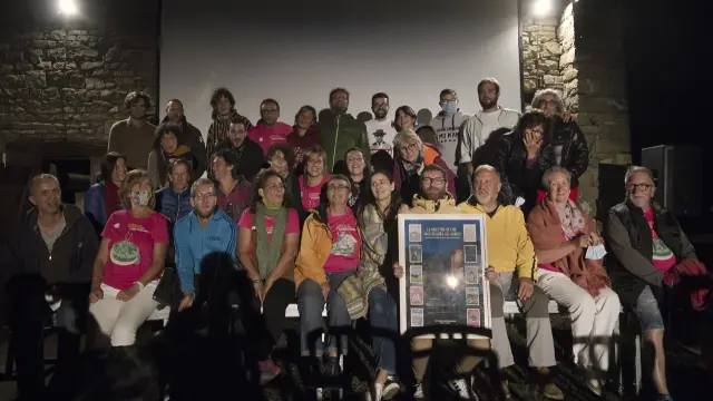 Foto de familia de los voluntarios y voluntarias que hacen posible la Muestra de Cine Más Pequeña del Mundo.