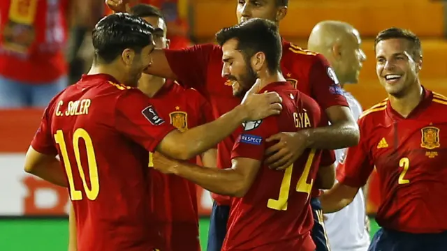 Los jugadores de la Roja celebran uno de los cuatro goles del partido