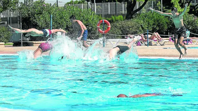 Un grupo de chavales se lanza a la piscina en las instalaciones del Actur, ayer, en el último día de apertura del verano.