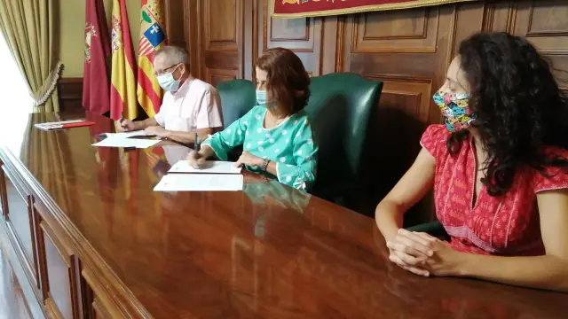 Juan Marco, director de Cáritas; la alcaldesa de Teruel, Emma Buj; y la concejala de Servicios Sociales, Nuria Tregón, en la firma del convenio este martes.