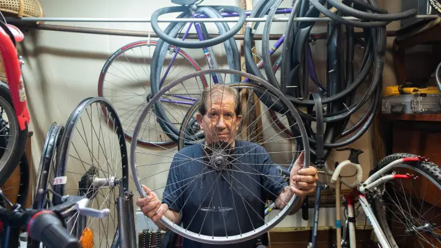 El Ángel de la bicicleta, en su taller del Gancho de Zaragoza.