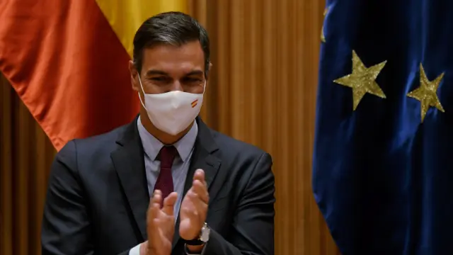 Pedro Sánchez aplaude durante la reunión interparlamentaria del grupo parlamentario socialista en el Congreso, este miércoles en Madrid.