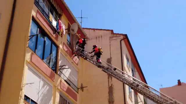Los bomberos de la DPT acceden a la vivienda del fallecido a través de una ventana.