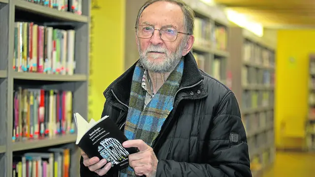 José Verón en 2019, en su querida biblioteca de Calatayud, con su libro 'Satirologio'.