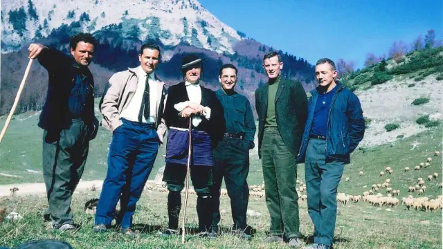 Bowman (segundo por la derecha), aparece junto a un joven Santiago Marraco en los montes de Zuriza en 1962.