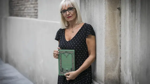 Patricia Esteban Erlés, aficionada al mal y a la oscuridad, con su libro.