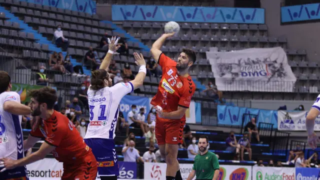 Joao Pinto, del Bada Huesca, realiza un lanzamiento ante la defensa del Granollers.