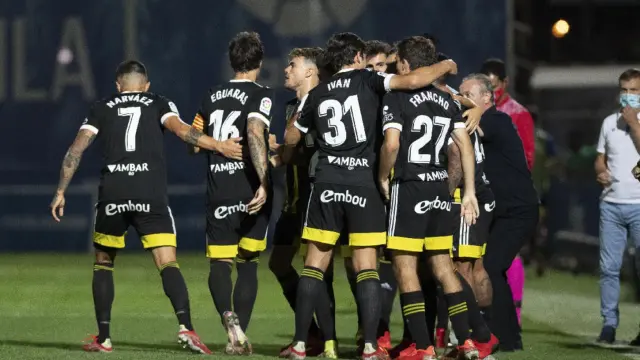 Los jugadores del Real Zaragoza celebran el 1-1 logrado de penalti por Vada en el minuto 71 en el campo del Fuenlabrada.