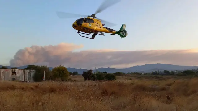 Helicóptero que participa en la extinción del fuego en Sierra Bermeja
