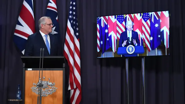 Scott Morrison, primer ministro australiano, a la izquierda, habla por videollamada con Biden en el anuncio del acuerdo.