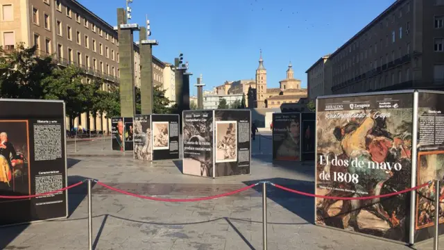 Así luce la plaza del Pilar con los cubos de la exposición ya instalados.
