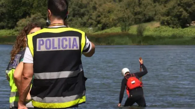 Trabajos de búsqueda de un desaparecido en el entorno del Ebro.