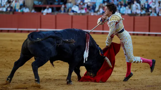 El diestro peruano Roca Rey con su primer toro en el primer festejo taurino con público en la Real Maestranza de Sevilla, correspondiente a la feria de San Miguel