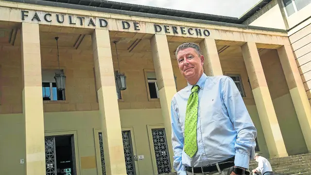 José María Gimeno Feliú, en la puerta de la Facultad de Derecho.