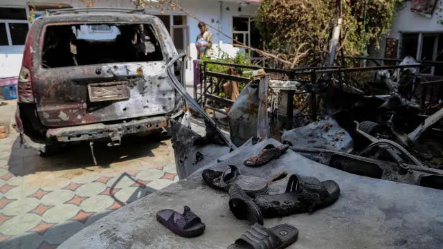 Restos de vehículos dañados por una explosión en Afganistán.