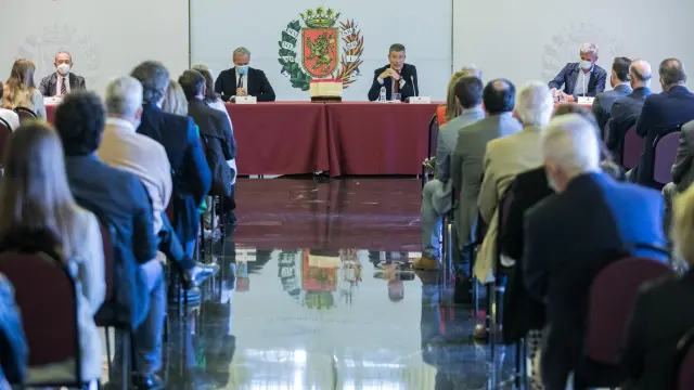 La presentación del libro de José María Gimeno Feliu llenó la sala de recepción del Ayuntamiento.
