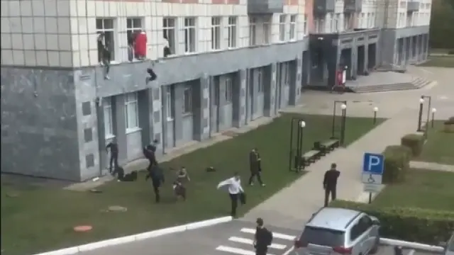 Gente saltando por las ventanas del edificio atacado