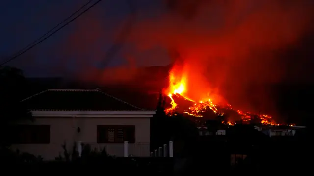 La lava acecha ya a varias casas en La Palma.