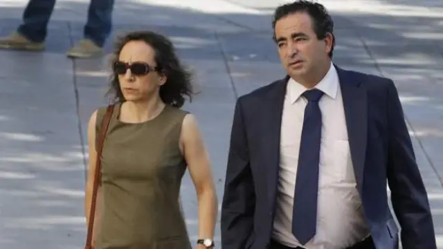Noelia de Mingo junto a su abogado.