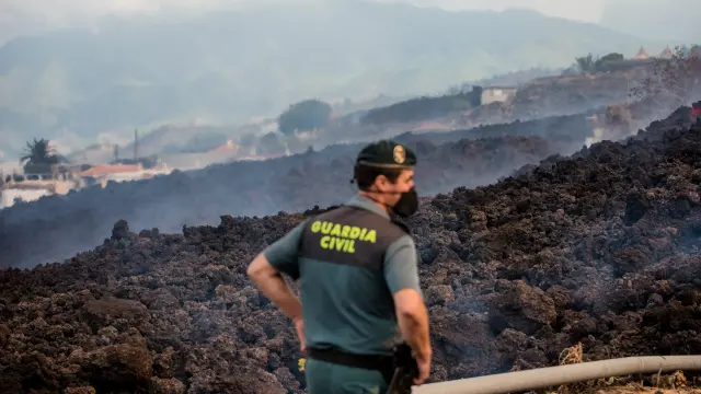 Un Guardia Civil vigila una zona afectada por el volcán.