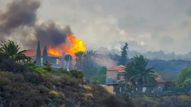 Una casa en llamas debido a la lava del volcán.