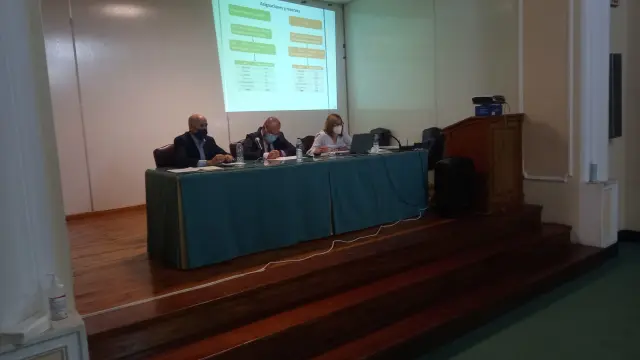 El presidente de la CHJ, Miguel Polo, primero por la izquierda, durante la reunión celebrada en Teruel por el nuevo Plan Hidrológico de la Confederación del Júcar.