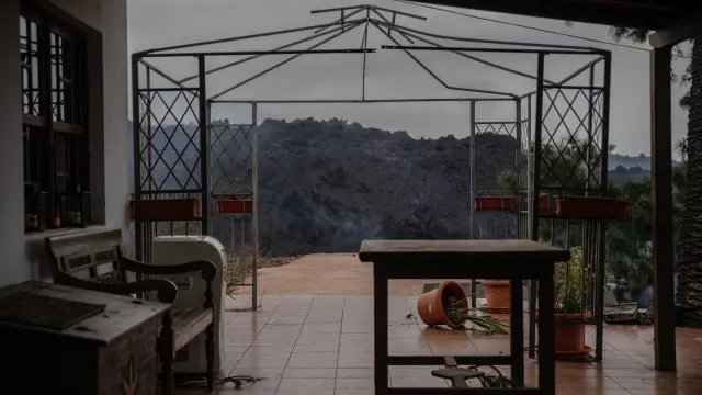 La lava, a las puertas de una vivienda en Todoque
